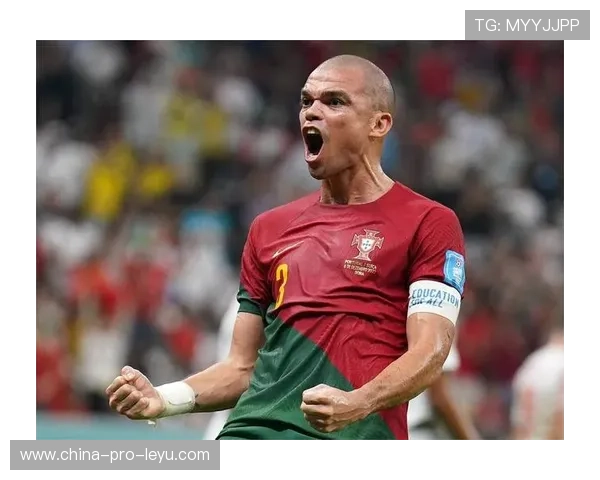 佩佩参与年轻后卫训练，身体对抗教学获肯定